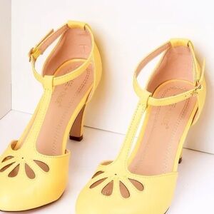 Chase + Chloe Women's Lemon T-Strap Flats
